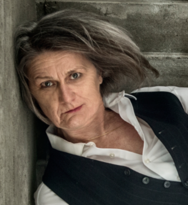 Marie Öhrn tryckt mot en vägg